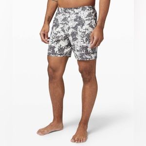 Lululemon Cross Swim Trunks 7" Shorts Lined Men Size Large Floral Print gray